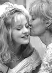 stephanie and a kiss from mom.jpg (4672 bytes)